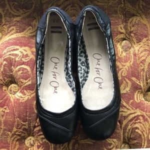 TOMS BLACK LEATHER BALLET FLATS